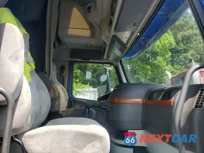 Piąte zdjęcie samochodu w środku: 2006 VOLVO VN VNL VIN:4V4NC9GH66N442892 - miniatura