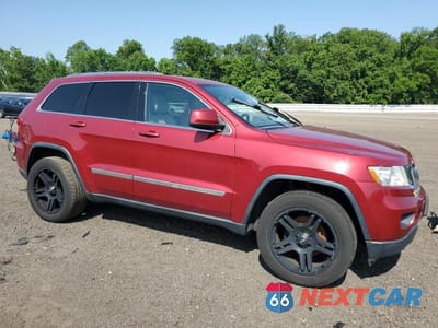 Czwarte zdjęcie samochodu z boku: 2013 JEEP GRAND CHEROKEE LAREDO VIN:1C4RJFAT9DC547143 - miniatura