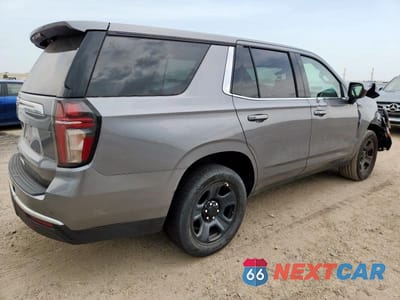Trzecie zdjęcie samochodu z tyłu: 2021 CHEVROLET TAHOE C1500 VIN:1GNSCLED7MR396269 - miniatura