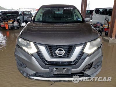 Piąte zdjęcie samochodu w środku: 2017 NISSAN ROGUE S VIN:KNMAT2MTXHP543838 - miniatura