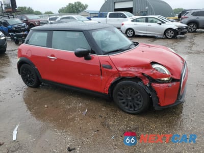 Czwarte zdjęcie samochodu z boku: 2023 MINI COOPER VIN:WMW33DH05P2T20930 - miniatura
