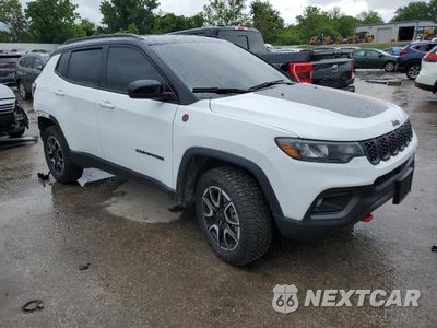 Czwarte zdjęcie samochodu z boku: 2025 JEEP COMPASS TRAILHAWK VIN:3C4NJDDN2ST543825 - miniatura