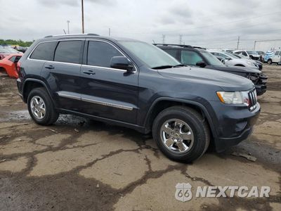 Czwarte zdjęcie samochodu z boku: 2013 JEEP GRAND CHEROKEE LAREDO VIN:1C4RJFAG9DC594854 - miniatura