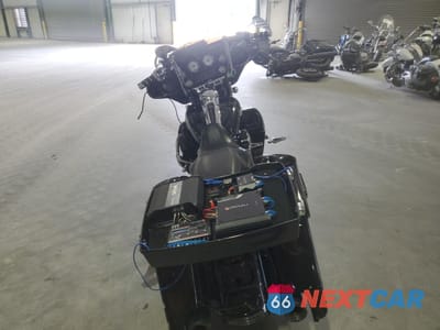 Czwarte zdjęcie samochodu z boku: 2011 HARLEY-DAVIDSON FLHX VIN:1HD1KBM12BB677182 - miniatura