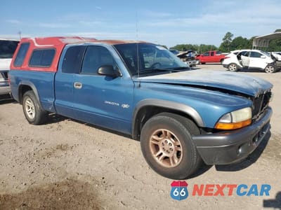 Czwarte zdjęcie samochodu z boku: 2002 DODGE DAKOTA BASE VIN:1B7GL12X02S686361 - miniatura