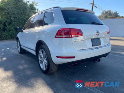 Czwarte zdjęcie samochodu z boku: 2014 VOLKSWAGEN TOUAREG V6 VIN:WVGEF9BP7ED003332 - miniatura
