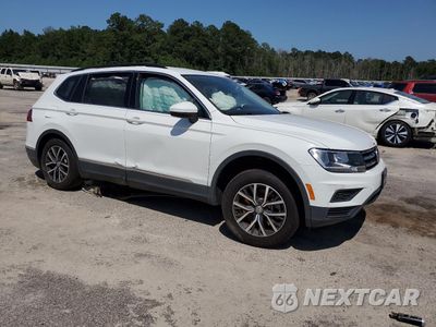 Czwarte zdjęcie samochodu z boku: 2020 VOLKSWAGEN TIGUAN SE VIN:3VV3B7AX3LM101922 - miniatura