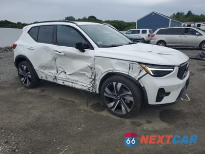 Czwarte zdjęcie samochodu z boku: 2025 VOLVO XC40 PLUS VIN:YV4L12UC9S2456433 - miniatura