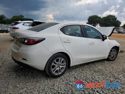 Trzecie zdjęcie samochodu z tyłu: 2018 TOYOTA YARIS IA VIN:3MYDLBYV7JY320641 - miniatura