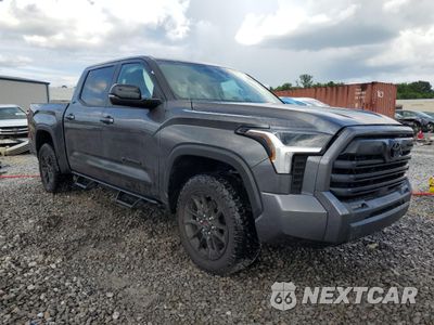 Czwarte zdjęcie samochodu z boku: 2024 TOYOTA TUNDRA CREWMAX SR VIN:5TFLA5AB6RX039509 - miniatura
