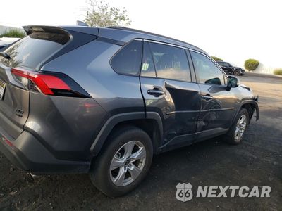 Trzecie zdjęcie samochodu z tyłu: 2021 TOYOTA RAV4 XLE VIN:2T3P1RFV5MC225763 - miniatura