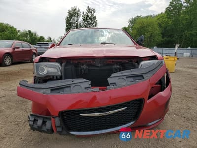 Piąte zdjęcie samochodu w środku: 2017 CHRYSLER 300 S VIN:2C3CCAGG5HH584579 - miniatura