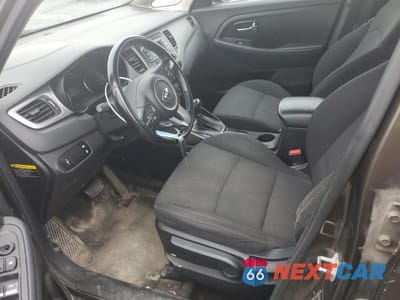Zdjęcie 7 z 14 samochodu: 2014 KIA RONDO VIN:KNAHT8A33E7018392 - miniatura