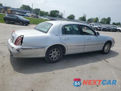 Trzecie zdjęcie samochodu z tyłu: 1998 LINCOLN TOWN CAR SIGNATURE VIN:1LNFM82W9WY720224 - miniatura
