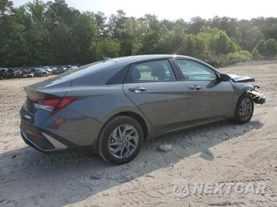 Trzecie zdjęcie samochodu z tyłu: 2024 HYUNDAI ELANTRA SEL VIN:KMHLM4DG7RU714256 - miniatura