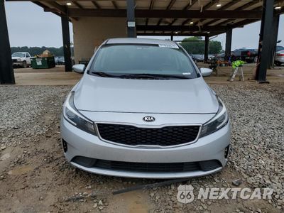 Piąte zdjęcie samochodu w środku: 2017 KIA FORTE LX VIN:3KPFK4A75HE058275 - miniatura