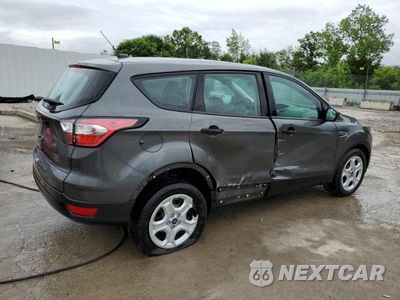 Trzecie zdjęcie samochodu z tyłu: 2018 FORD ESCAPE S VIN:1FMCU0F77JUA29507 - miniatura