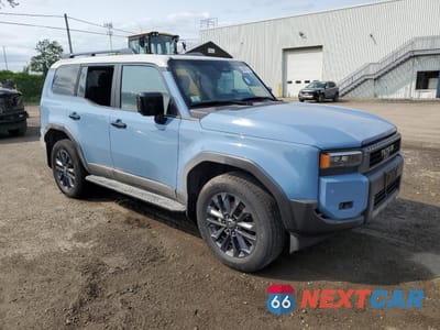 Czwarte zdjęcie samochodu z boku: 2024 TOYOTA LAND CRUISER BASE VIN:JTEABFAJ9RK010709 - miniatura