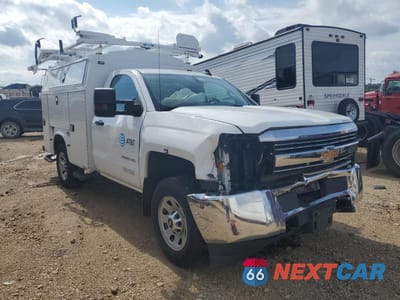 Czwarte zdjęcie samochodu z boku: 2018 CHEVROLET SILVERADO C3500 VIN:1GB3CYCG9JZ205913 - miniatura