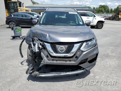 Piąte zdjęcie samochodu w środku: 2017 NISSAN ROGUE S VIN:KNMAT2MV2HP616573 - miniatura