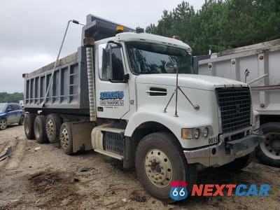 2016 VOLVO VHD 4V5K99EG0GN963230 - główne zdjęcie licytacji z USA - miniatura