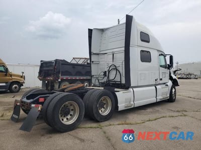 Czwarte zdjęcie samochodu z boku: 2021 VOLVO VNL SEMI TRUCK VIN:4V4NC9EH0MN272500 - miniatura