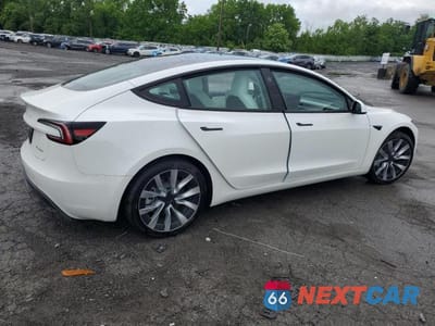 Trzecie zdjęcie samochodu z tyłu: 2024 TESLA MODEL 3 VIN:5YJ3E1EB9RF802155 - miniatura