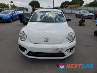 Piąte zdjęcie samochodu w środku: 2018 VOLKSWAGEN BEETLE S VIN:3VWFD7AT0JM725061 - miniatura