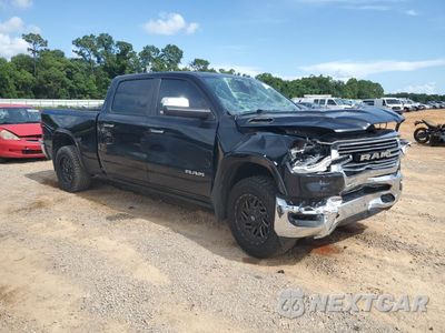 Czwarte zdjęcie samochodu z boku: 2019 RAM 1500 LARAMIE VIN:1C6SRFRT1KN669633 - miniatura