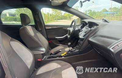 Piąte zdjęcie samochodu w środku: 2016 FORD FOCUS ST VIN:1FADP3L90GL280025 - miniatura