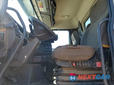 Piąte zdjęcie samochodu w środku: 2018 VOLVO VN VNL VIN:4V4NB9EH6JN887938 - miniatura