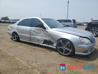 Czwarte zdjęcie samochodu z boku: 2000 MERCEDES-BENZ S 500 VIN:WDBNG75J1YA081185 - miniatura