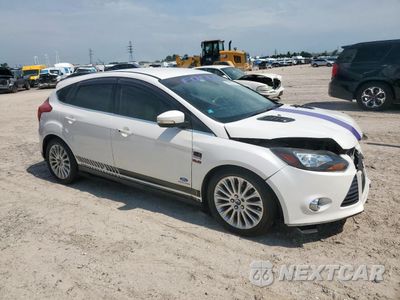 Czwarte zdjęcie samochodu z boku: 2012 FORD FOCUS TITANIUM VIN:1FAHP3N22CL365847 - miniatura