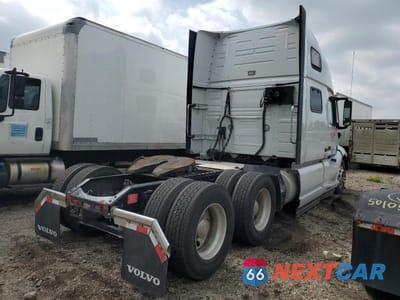 Czwarte zdjęcie samochodu z boku: 2023 VOLVO VNL SEMI TRUCK VIN:4V4NC9EH0PN626729 - miniatura