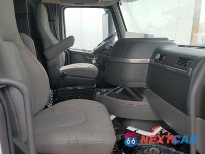 Piąte zdjęcie samochodu w środku: 2023 VOLVO VNL SEMI TRUCK VIN:4V4NC9EH0PN626729 - miniatura