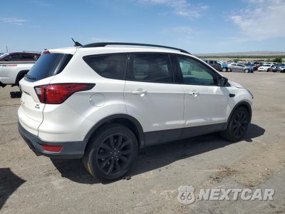 Trzecie zdjęcie samochodu z tyłu: 2019 FORD ESCAPE SE VIN:1FMCU9GD8KUA54457 - miniatura