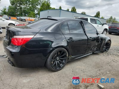 Trzecie zdjęcie samochodu z tyłu: 2010 BMW M5 VIN:WBSNB9C50AC043256 - miniatura