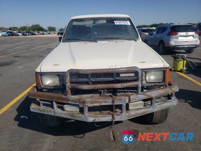 Piąte zdjęcie samochodu w środku: 1986 TOYOTA 4RUNNER RN60 VIN:JT4RN62D6G0045742 - miniatura