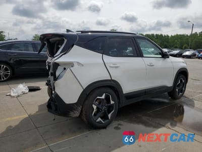 Trzecie zdjęcie samochodu z tyłu: 2025 KIA SELTOS S VIN:KNDEUCAA2S7790270 - miniatura