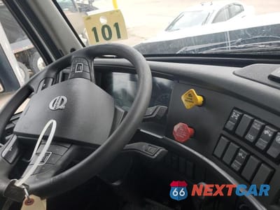 Zdjęcie 8 z 10 samochodu: 2021 VOLVO VNL SEMI TRUCK VIN:4V4NC9EH0MN272500 - miniatura