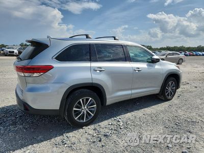 Trzecie zdjęcie samochodu z tyłu: 2018 TOYOTA HIGHLANDER SE VIN:5TDJZRFH9JS561808 - miniatura
