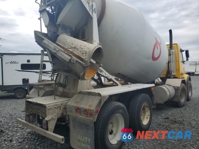 Czwarte zdjęcie samochodu z boku: 2005 VOLVO VHD VIN:4V5KC9GF95N401409 - miniatura