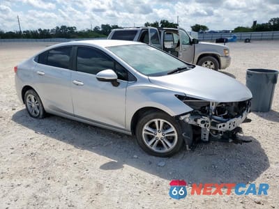 Czwarte zdjęcie samochodu z boku: 2017 CHEVROLET CRUZE LT VIN:1G1BE5SM1H7110476 - miniatura