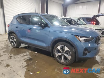 Czwarte zdjęcie samochodu z boku: 2023 VOLVO XC40 PLUS VIN:YV4L12UW6P2077083 - miniatura