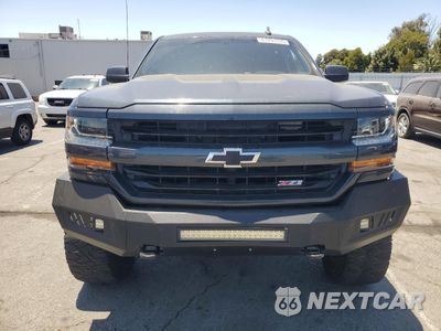 Piąte zdjęcie samochodu w środku: 2018 CHEVROLET SILVERADO K1500 LT VIN:3GCUKREC6JG202583 - miniatura