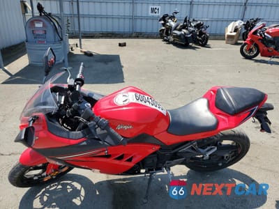 Trzecie zdjęcie samochodu z tyłu: 2016 KAWASAKI EX300 B VIN:JKAEX8B11GDA31795 - miniatura