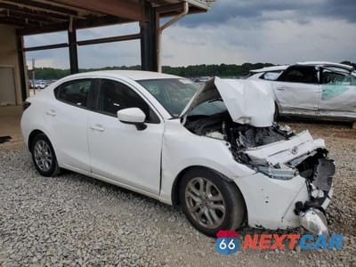 Czwarte zdjęcie samochodu z boku: 2018 TOYOTA YARIS IA VIN:3MYDLBYV7JY320641 - miniatura