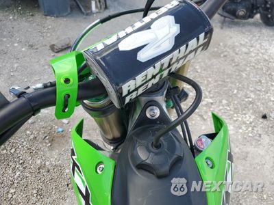 Zdjęcie 7 z 8 samochodu: 2025 KAWASAKI KX450 M VIN:JKAKXGMC9SA010230 - miniatura