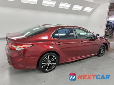 Trzecie zdjęcie samochodu z tyłu: 2018 TOYOTA CAMRY SE VIN:4T1B11HK3JU616749 - miniatura
