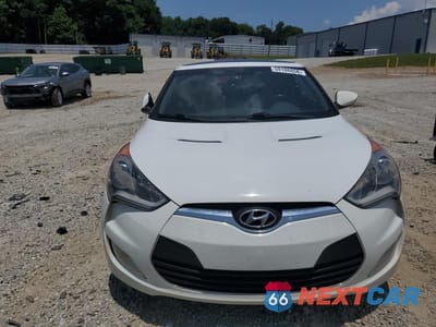 Piąte zdjęcie samochodu w środku: 2015 HYUNDAI VELOSTER BASE VIN:KMHTC6AD7FU225134 - miniatura